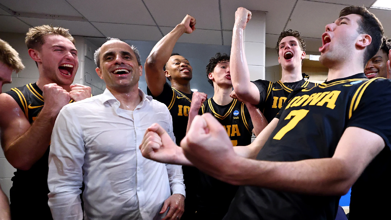 Emosi Pelatih Ben McCollum Jadi Motivasi Iowa Hawkeyes Menuju Sweet 16