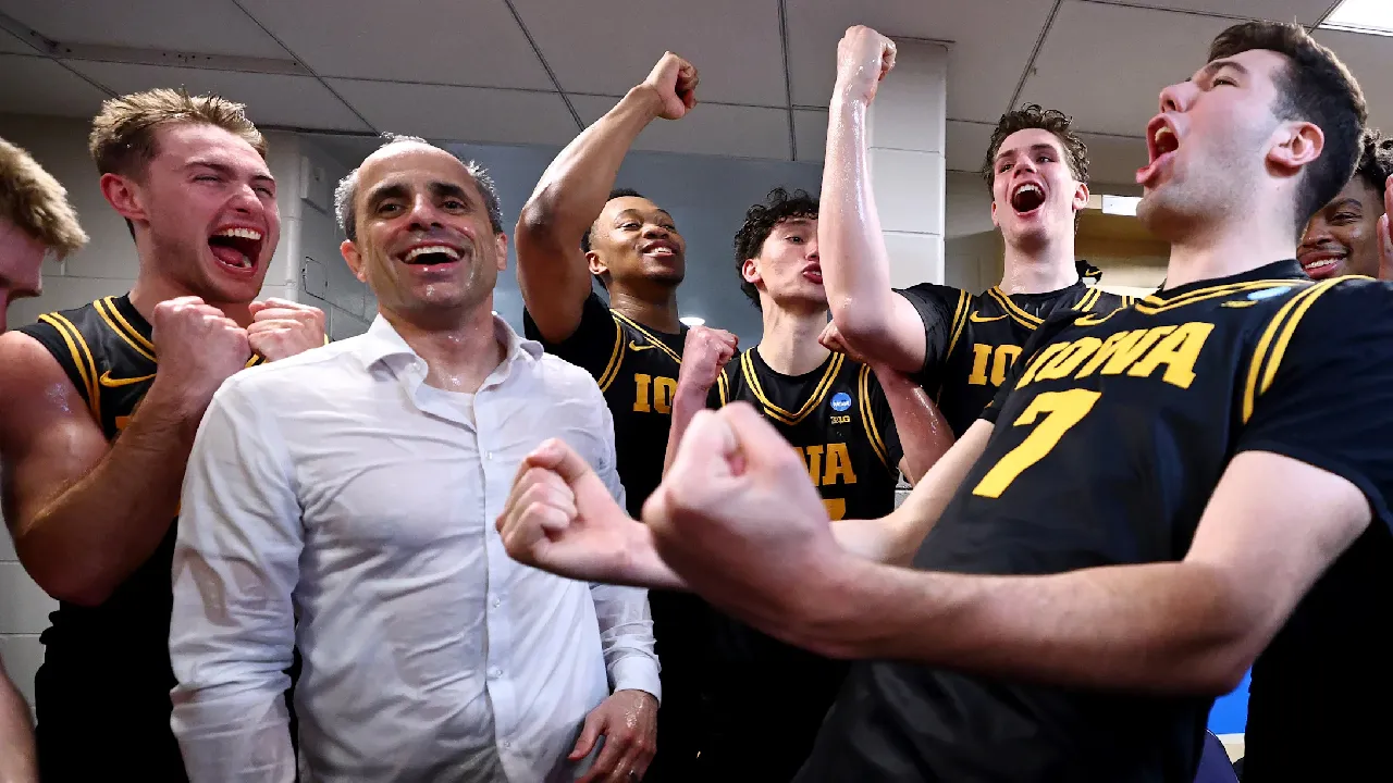 Emosi Pelatih Ben McCollum Jadi Motivasi Iowa Hawkeyes Menuju Sweet 16