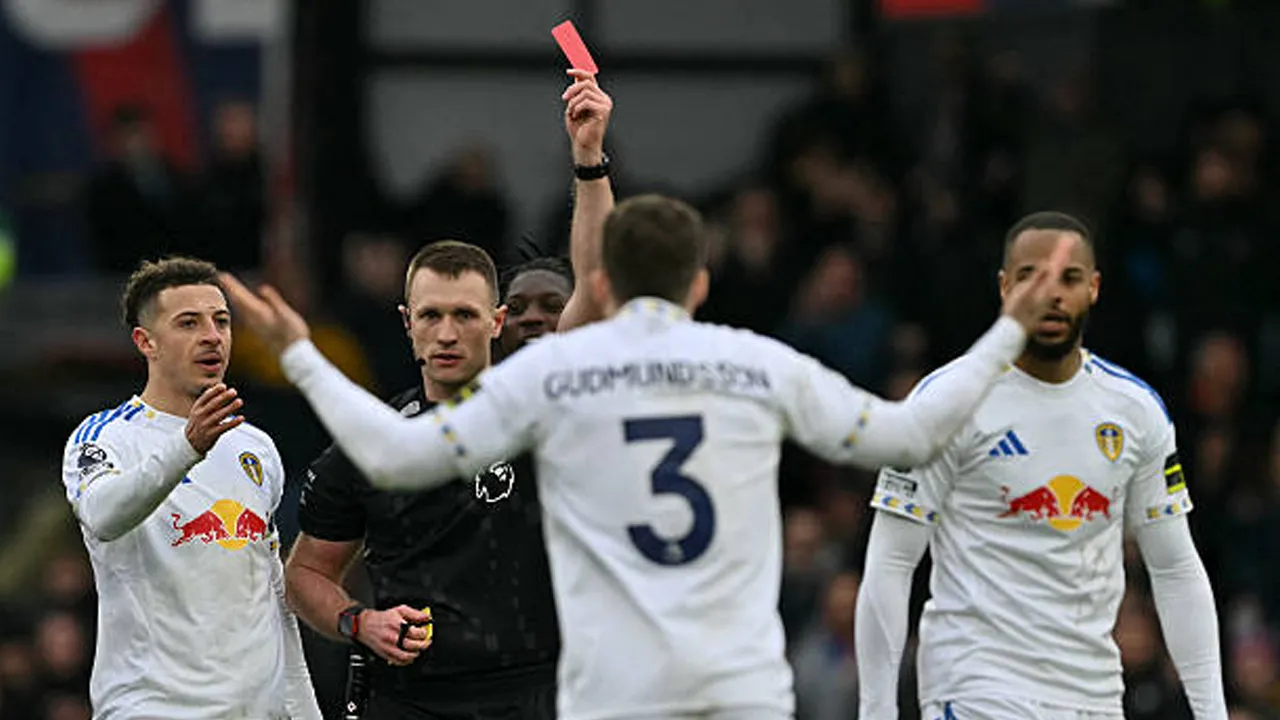 Leeds Dirugikan, Panel PL Akui Gabriel Gudmundsson Tak Layak Dikartu Merah