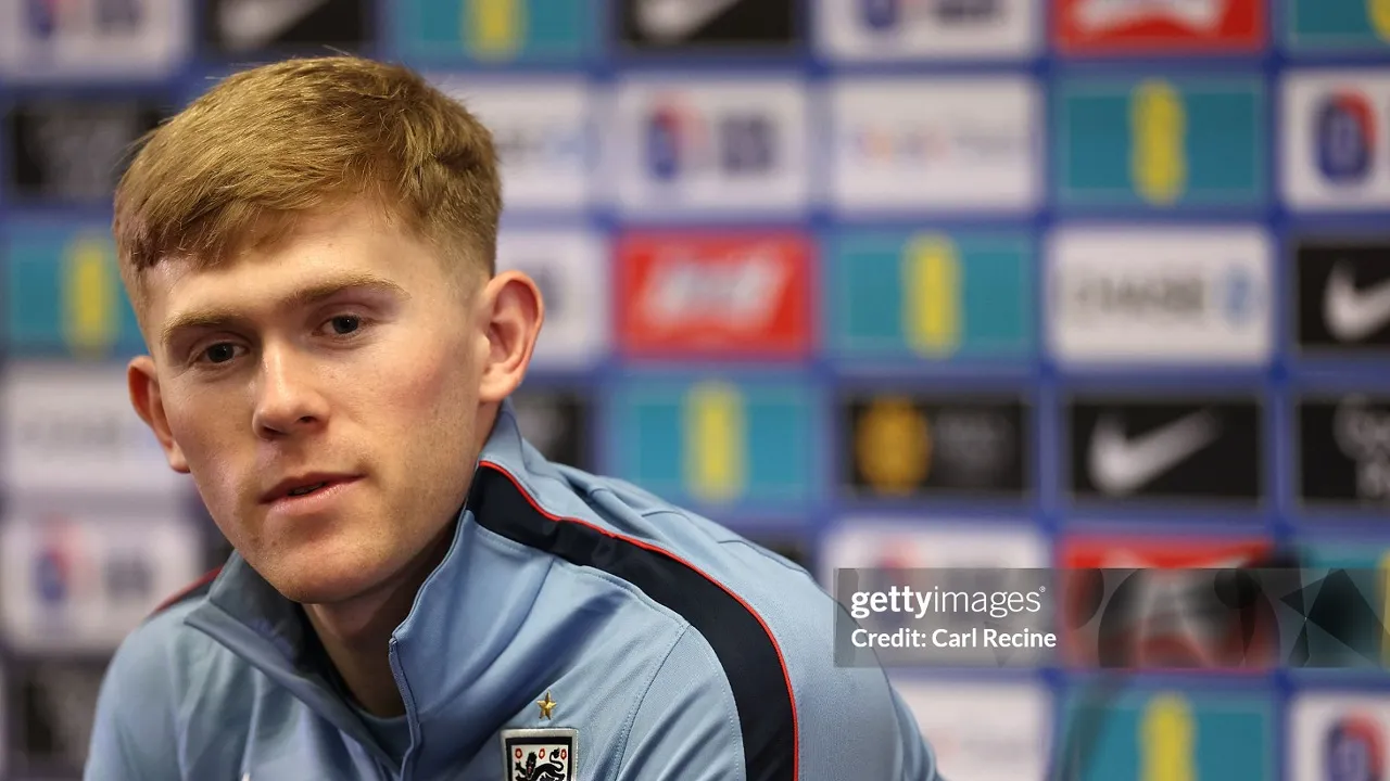 Lewis Hall Pelajari Bek Kiri Inggris demi Rebut Tempat