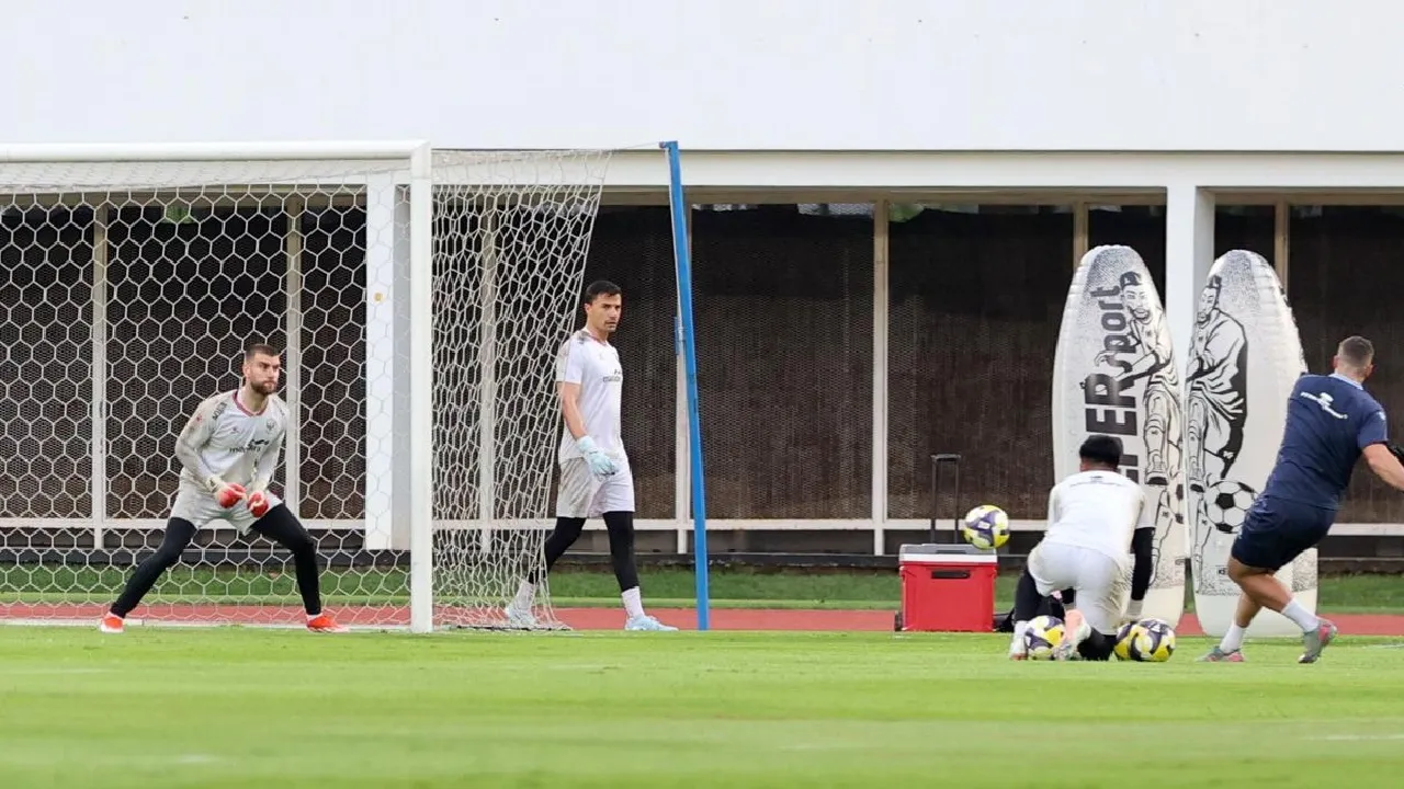 Maarten Paes dan Emil Audero di Training Center Timnas Indonesia, John Herdman