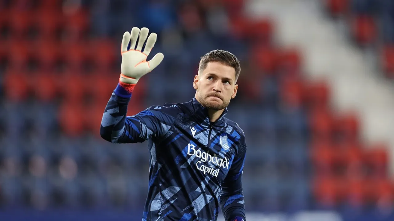 Alex Remiro Menepis Rumor Hengkang ke Barcelona