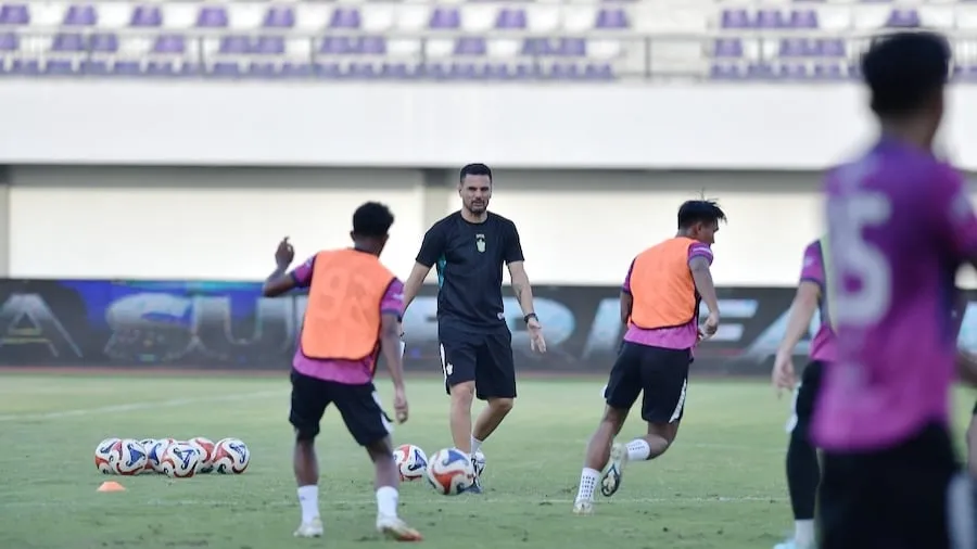 Carlos Pena Tekankan Pentingnya Komitmen Penuh di Setiap Pertandingan - sumber: (ileagueid)