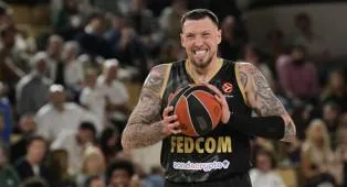 Daniel Theis Absen saat Menghadapi Panathinaikos