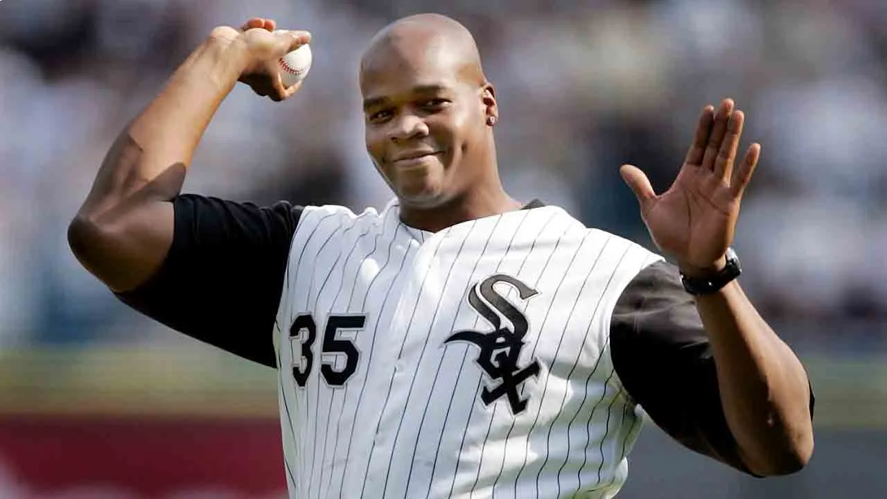 Frank Thomas menyoroti penjualan jersey edisi City Connect 2.0 oleh White Sox sekitar 28 April 2025 yang menampilkan nomor punggung 35 miliknya. (Foto: AP)