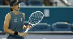 Iga Swiatek Cari ‘Kecocokan’ Dengan Mantan Pelatih Emma Raducanu