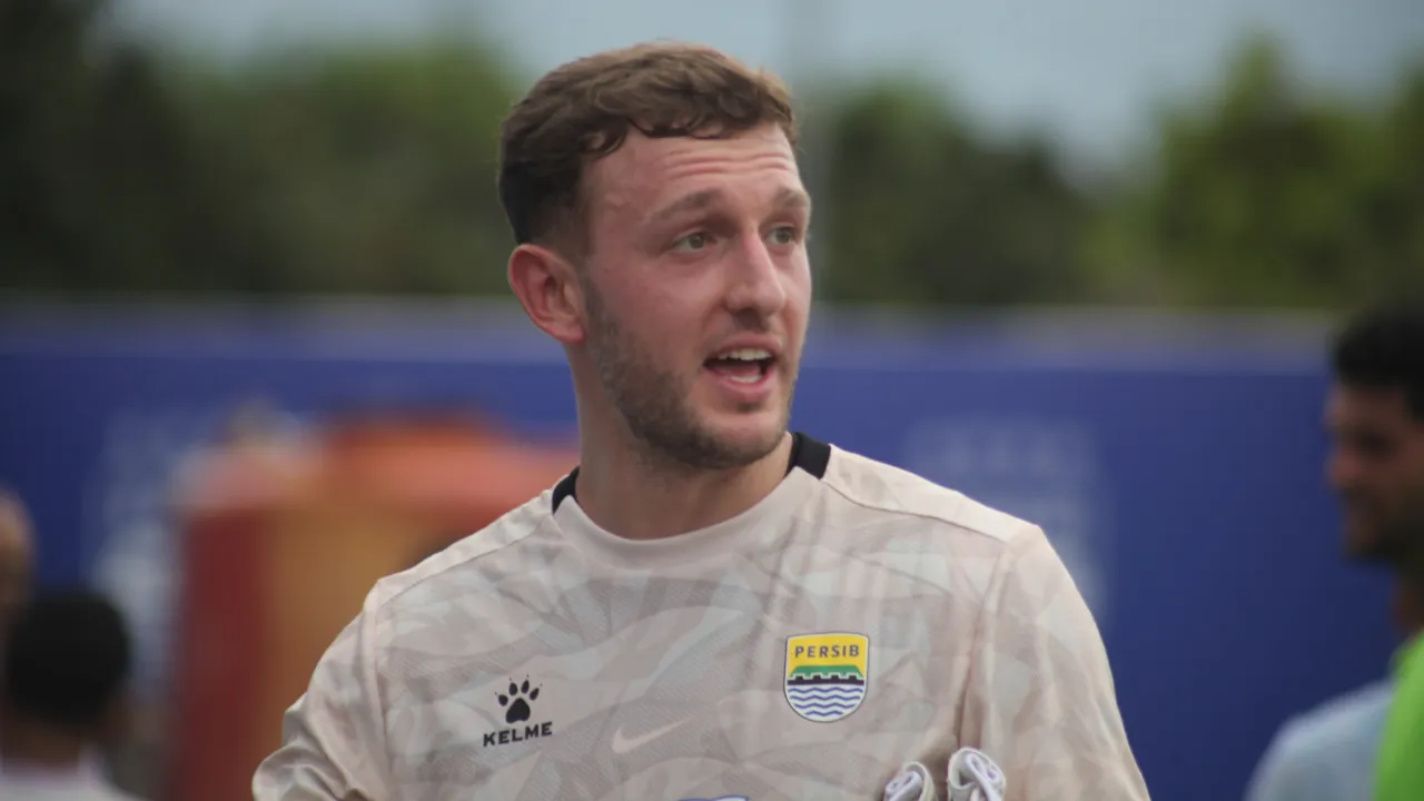 Meski Tidak Main, Adam Przybek Tetap Setia Bersama Persib