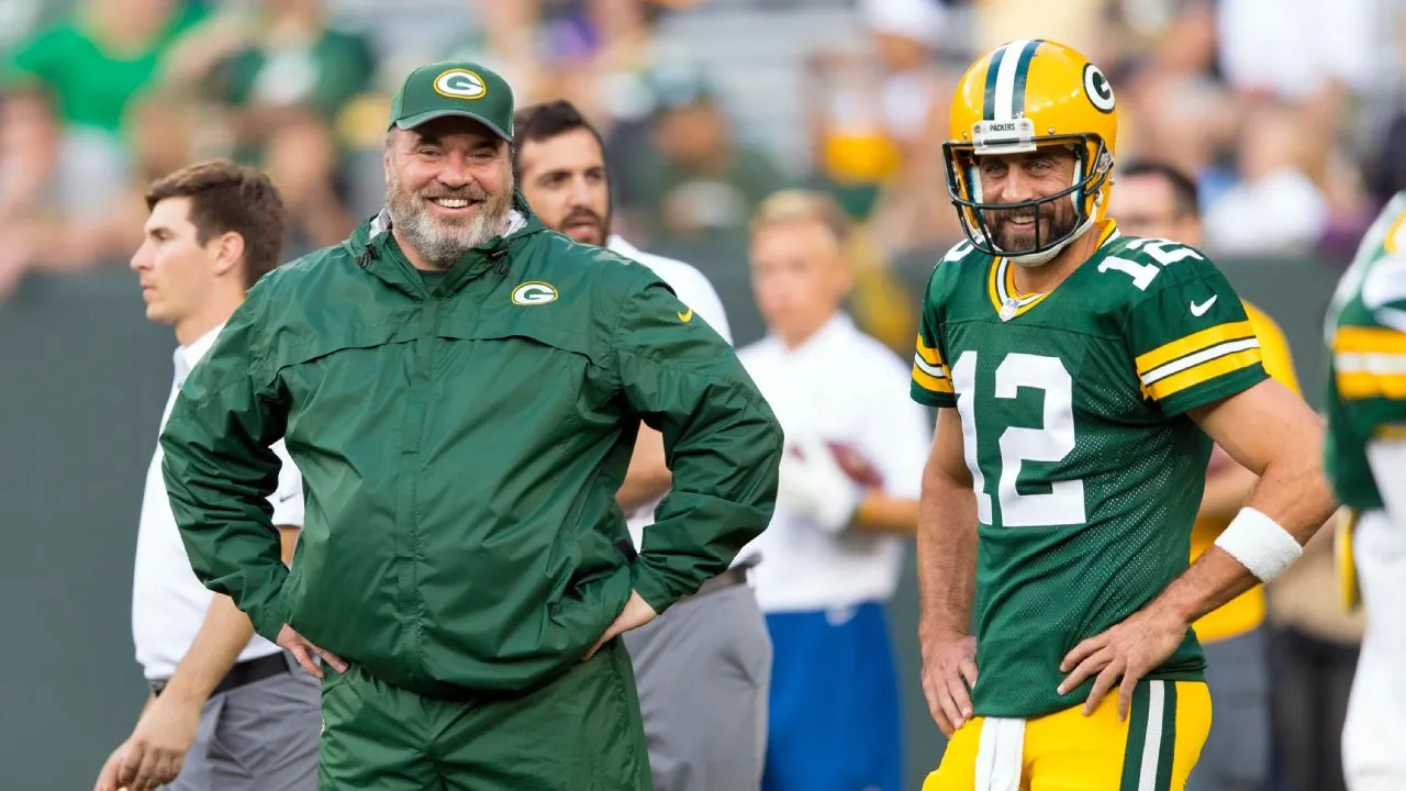 Pelatih Mike McCarthy Sambut Peluang Reuni Aaron Rodgers di Steelers