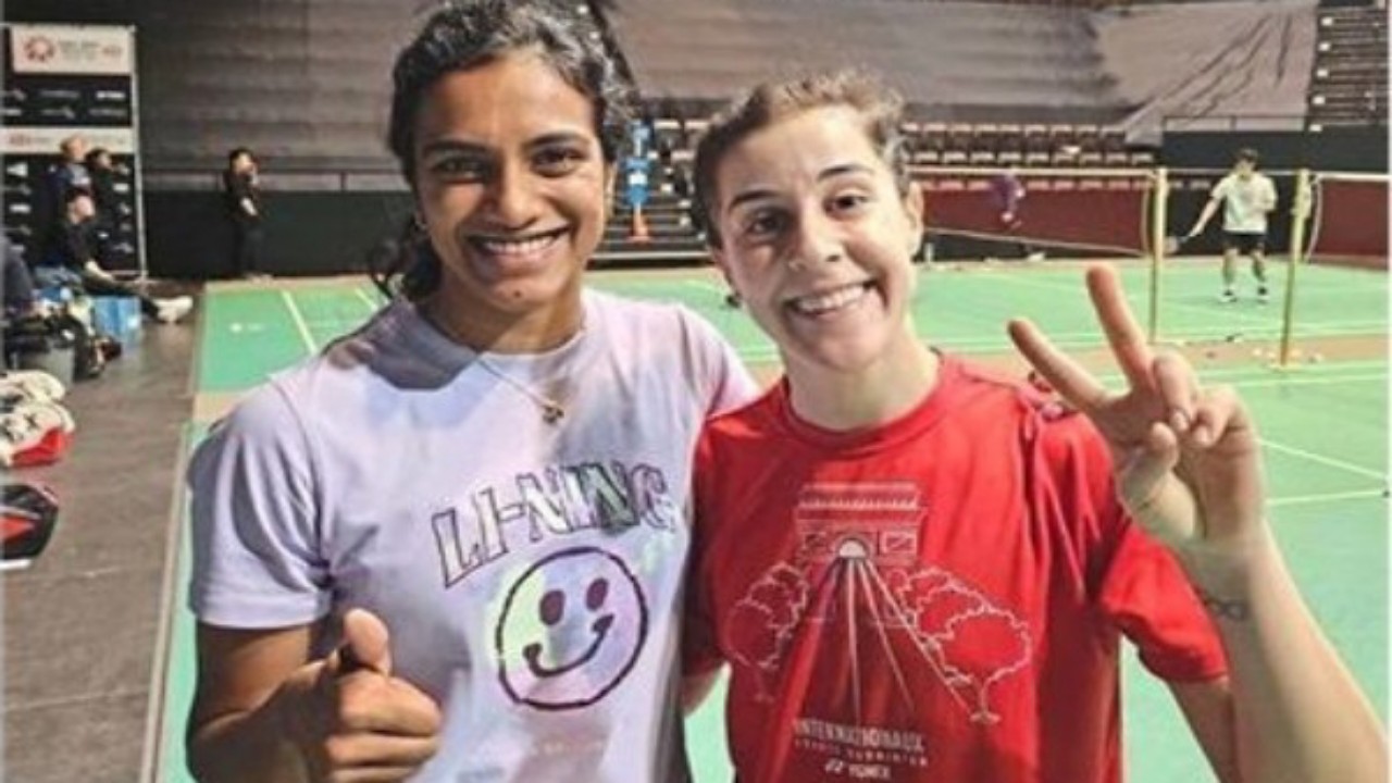 PV Sindhu Iringi Pensiunnya Sang Rival Carolina Marin