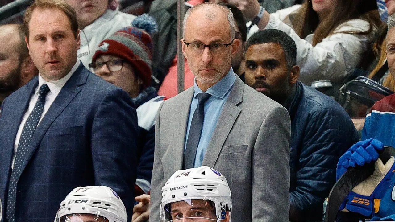 Don Granato (tengah) dinilai sebagai sosok pelatih berpengalaman yang memahami dinamika hoki internasional serta memiliki kemampuan membawa tim meraih kemenangan. (Foto: AP)