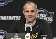 Ben McCollum Akan Tetap Menjadi Pelatih Iowa Hawkeyes