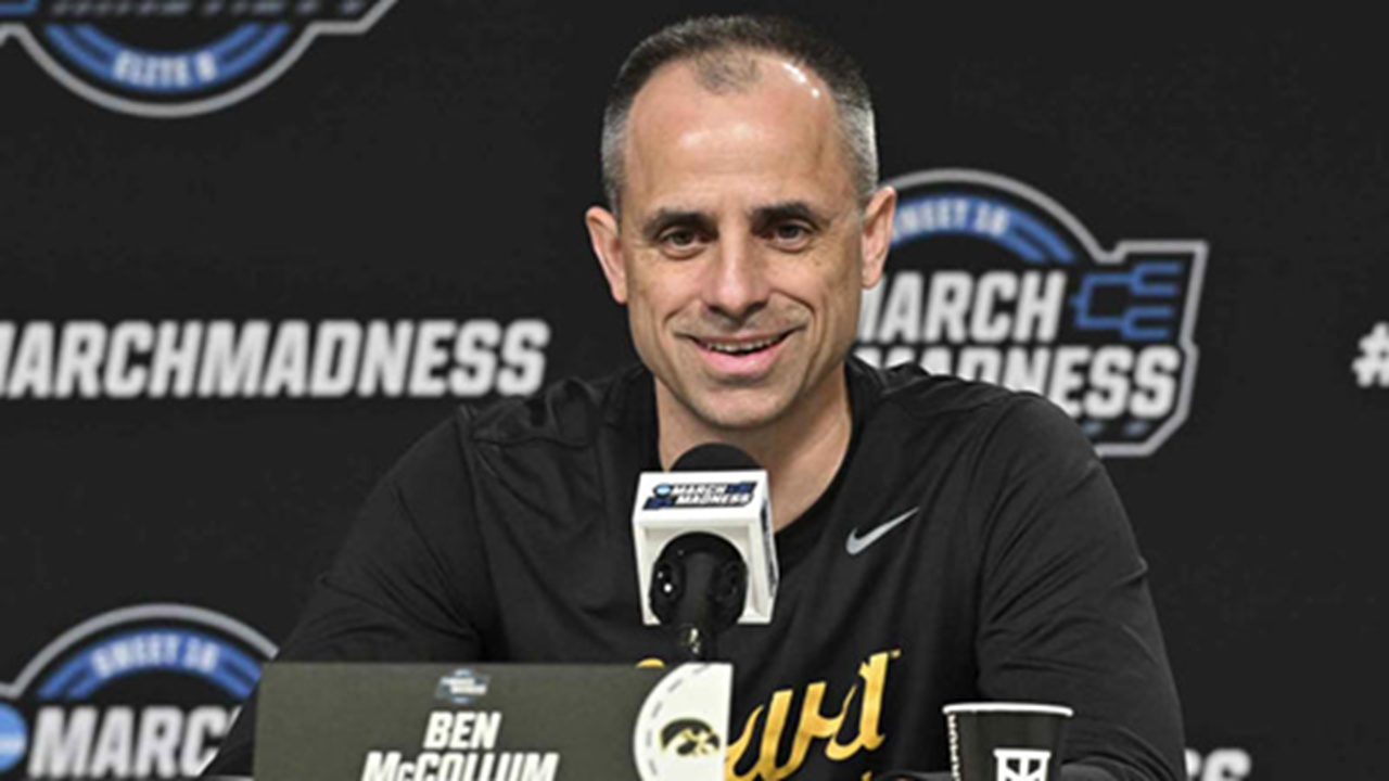 Ben McCollum Akan Tetap Menjadi Pelatih Iowa Hawkeyes