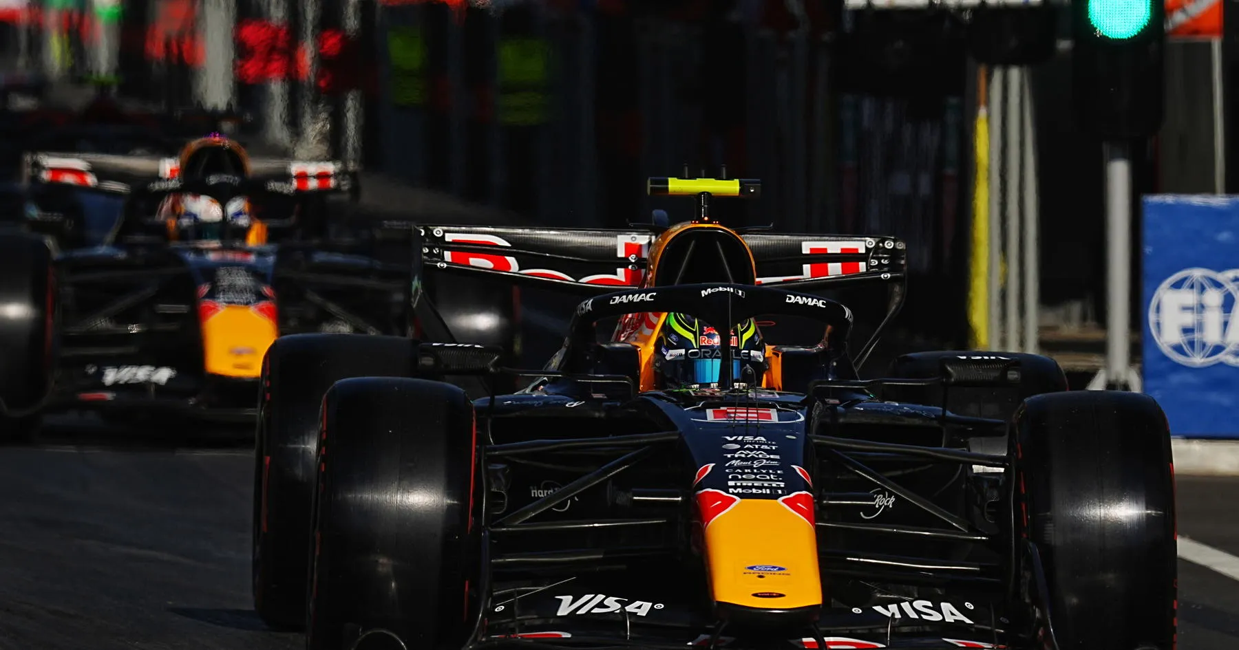 Hadjar Ungkap Kedekatan Tak Terduga dengan Verstappen - sumber: (racingnews365)