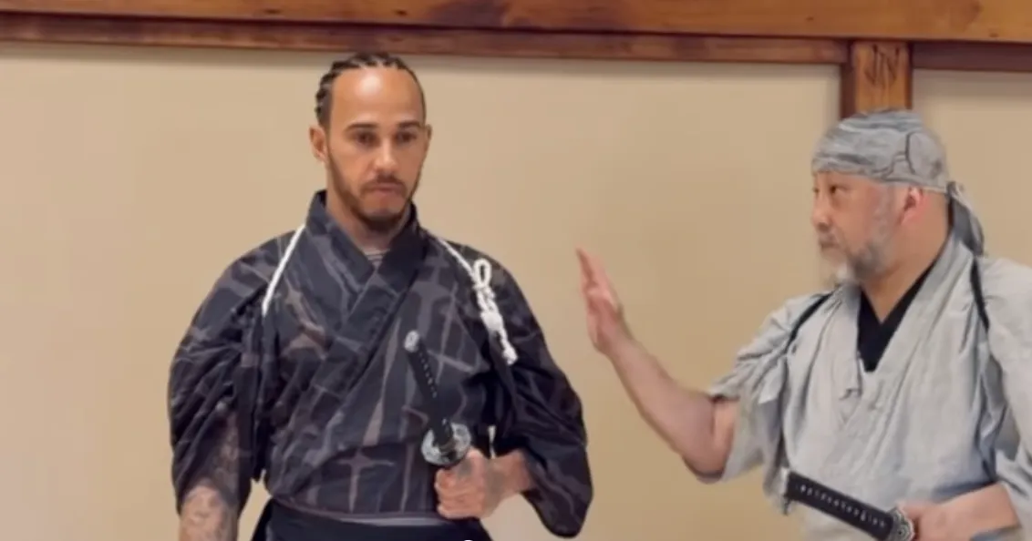 Lewis Hamilton Ingin Miliki Pedang Samurai Usai Pengalaman ‘Kill Bill’ - sumber: (racingnews365)