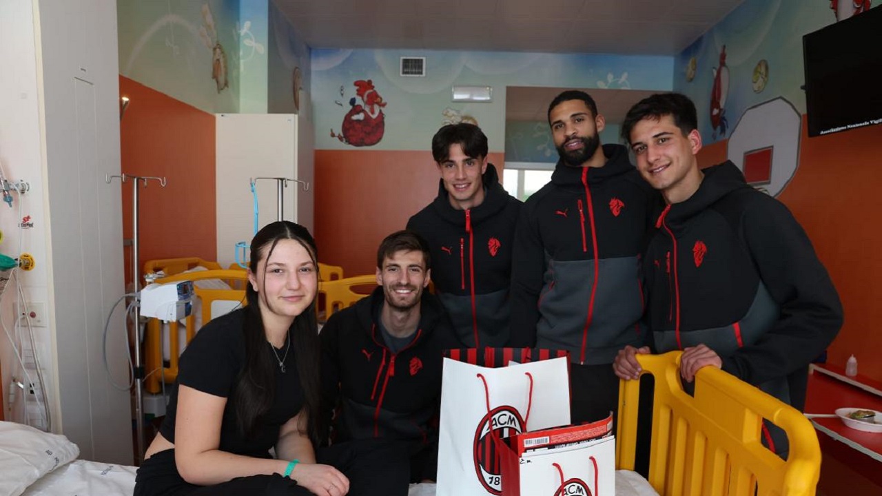 Matteo Gabbia dan Loftus-Cheek Kunjungi Pasien Anak di RS Del Ponte