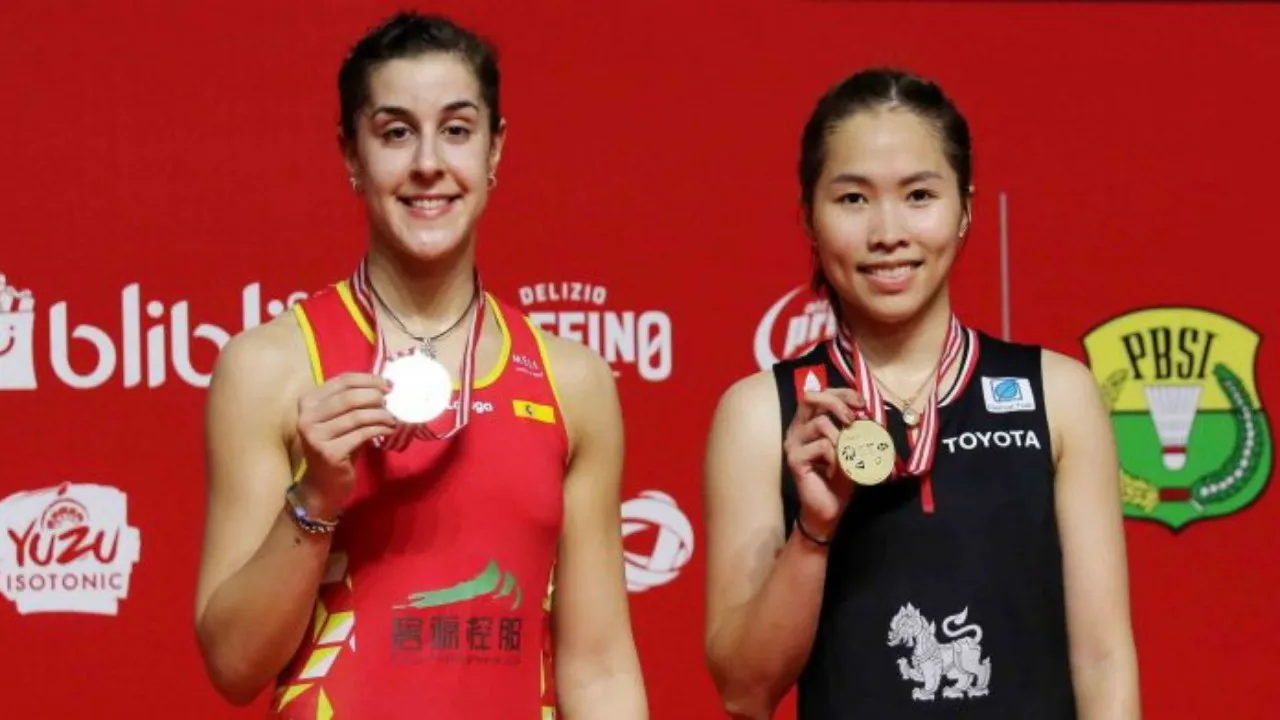 Ratchanok Intanon Beri Penghormatan Kepada Carolina Marin Yang Telah Pensiun