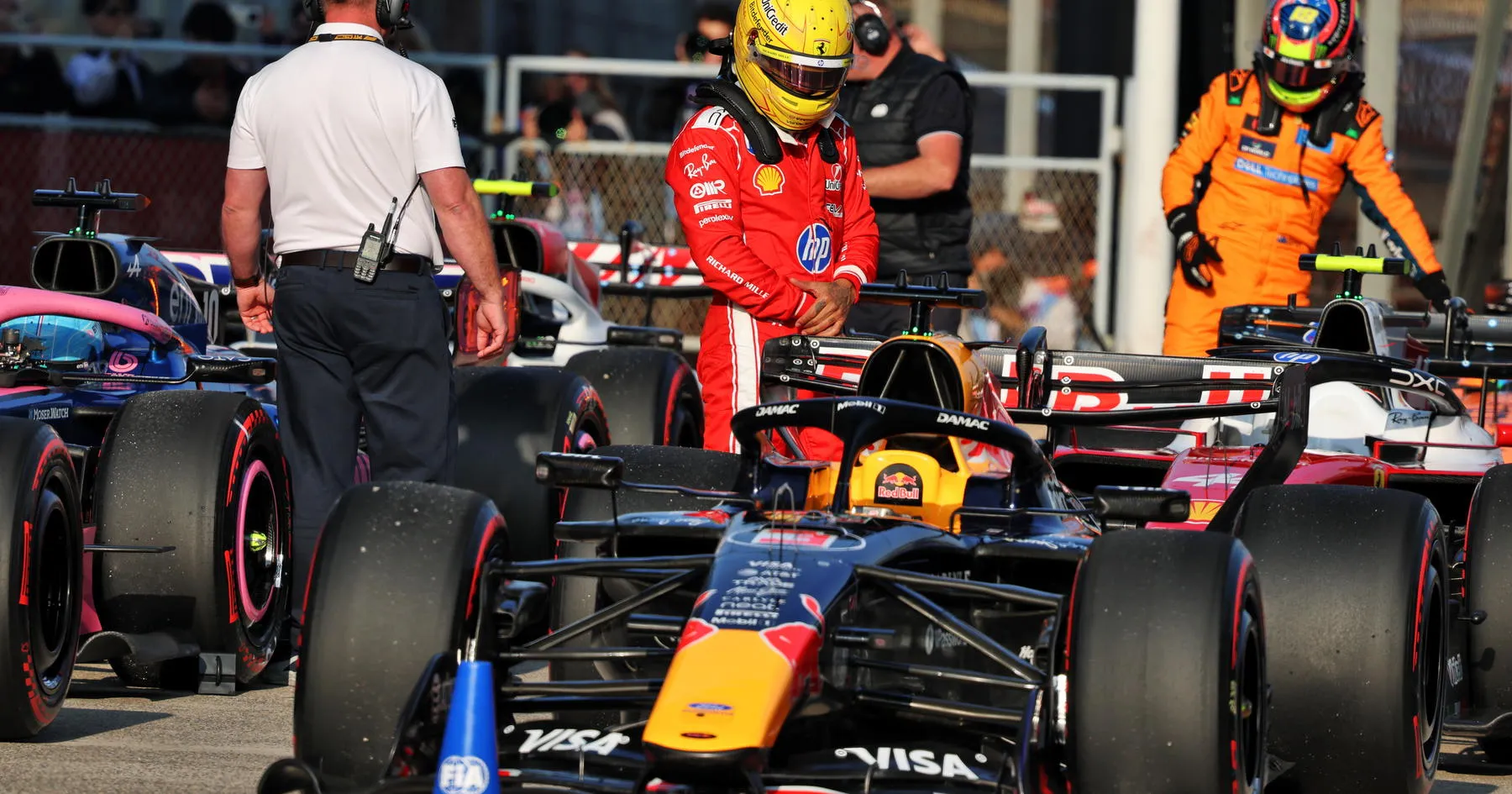 Red Bull Minta Bantuan Tak Biasa dari Lewis Hamilton - sumber: (racingnews365)