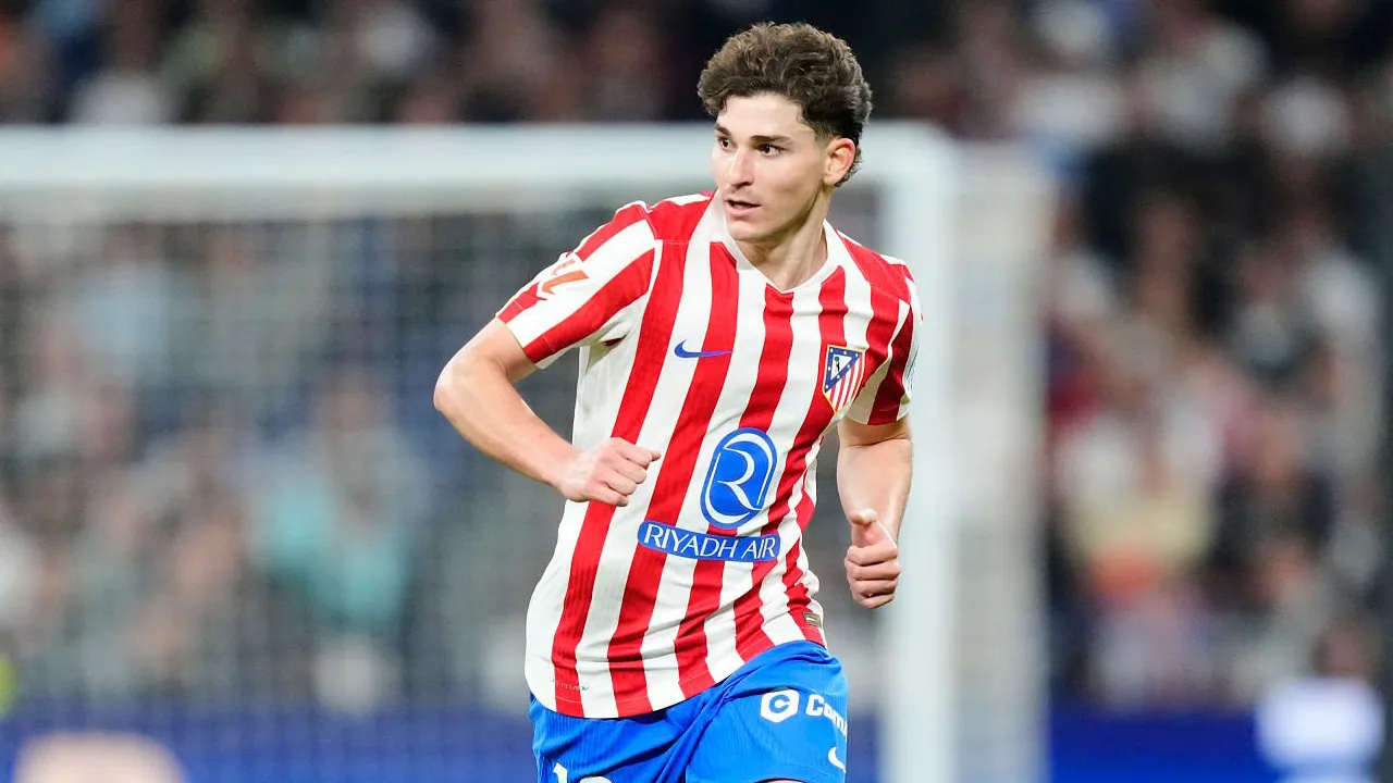 Atletico Madrid Tolak Lepas Julian Alvarez ke Barcelona