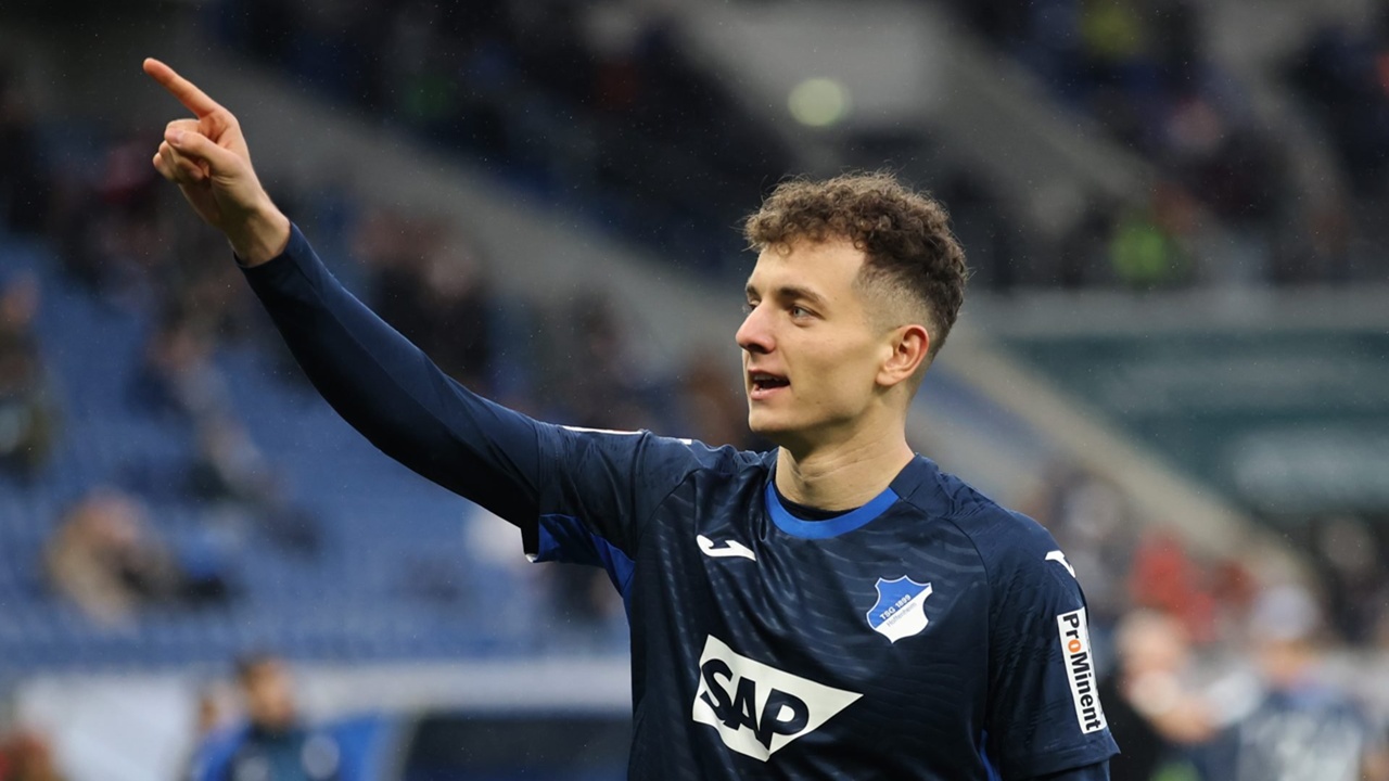 Barcelona Rutin Memantau Perkembangan Fisnik Asllani