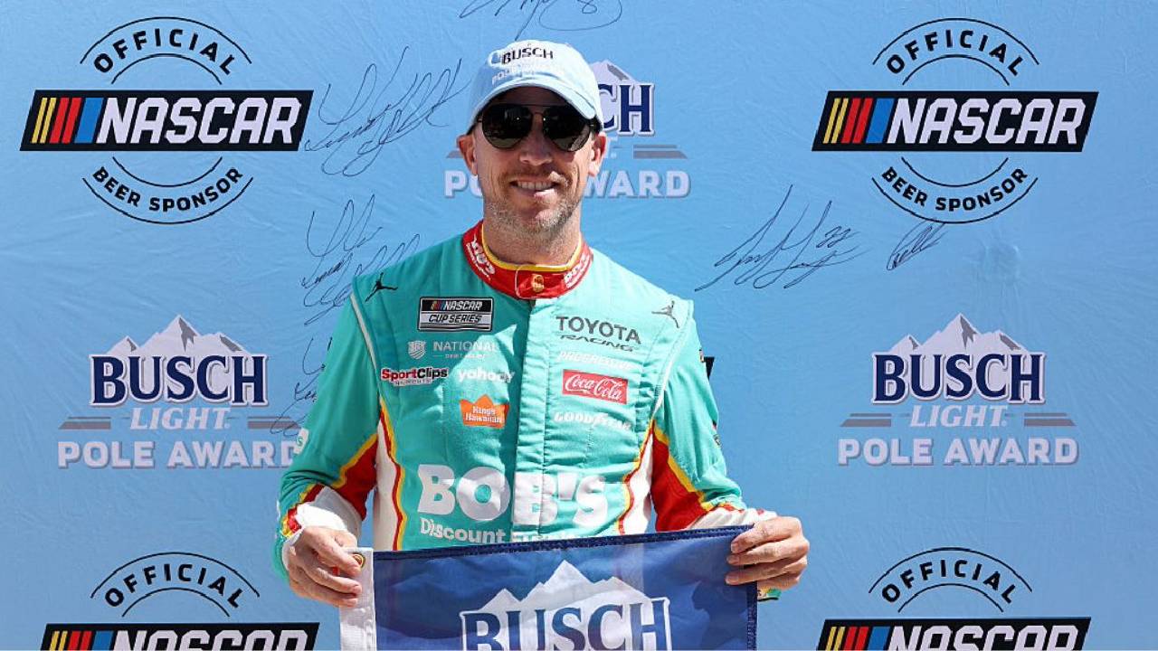 Denny Hamlin Raih Pole NASCAR ke-49, Masuk 10 Besar Sepanjang Masa