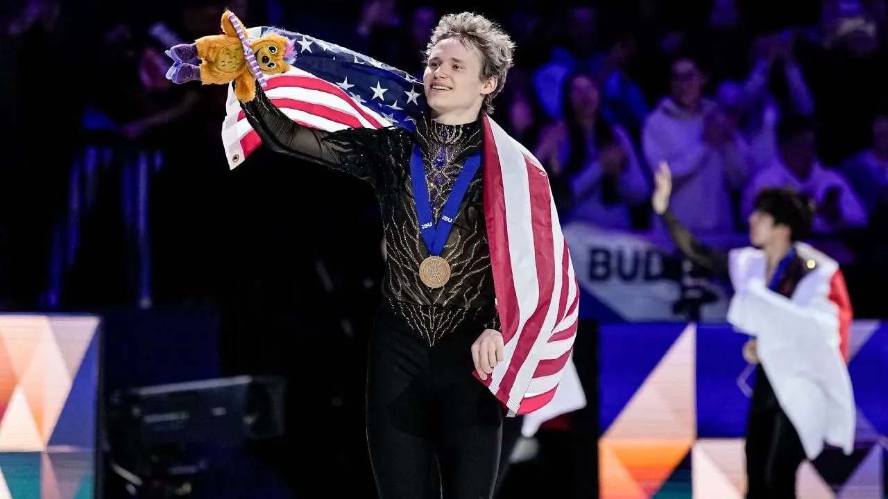 Ilia Malinin menjadi skater pertama yang meraih tiga gelar dunia beruntun sejak Nathan Chen melakukannya pada periode 2018 hingga 2021. (Foto: AP)