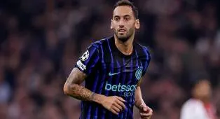 Inter Milan Bisa Tenang, Hakan Calhanoglu Hanya Alami Cedera Ringan