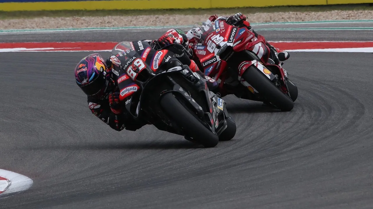 Jorge Martin kalahkan Francesco Bagnaia di lap akhir jelang finis MotoGP Amerika 2026