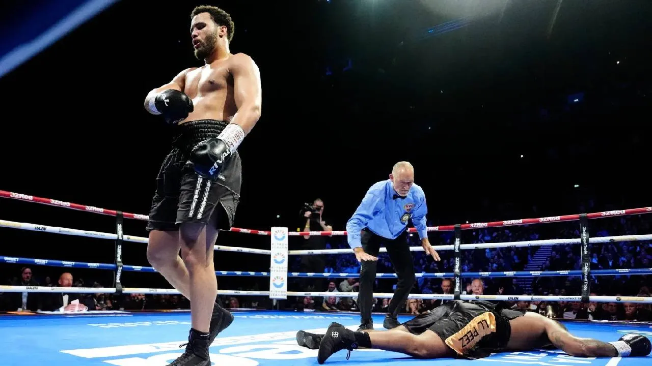 Moses Itauma memastikan kemenangan melalui KO pada ronde kelima, sekaligus melanjutkan tren positif dalam kariernya. (Foto: Fight TV)