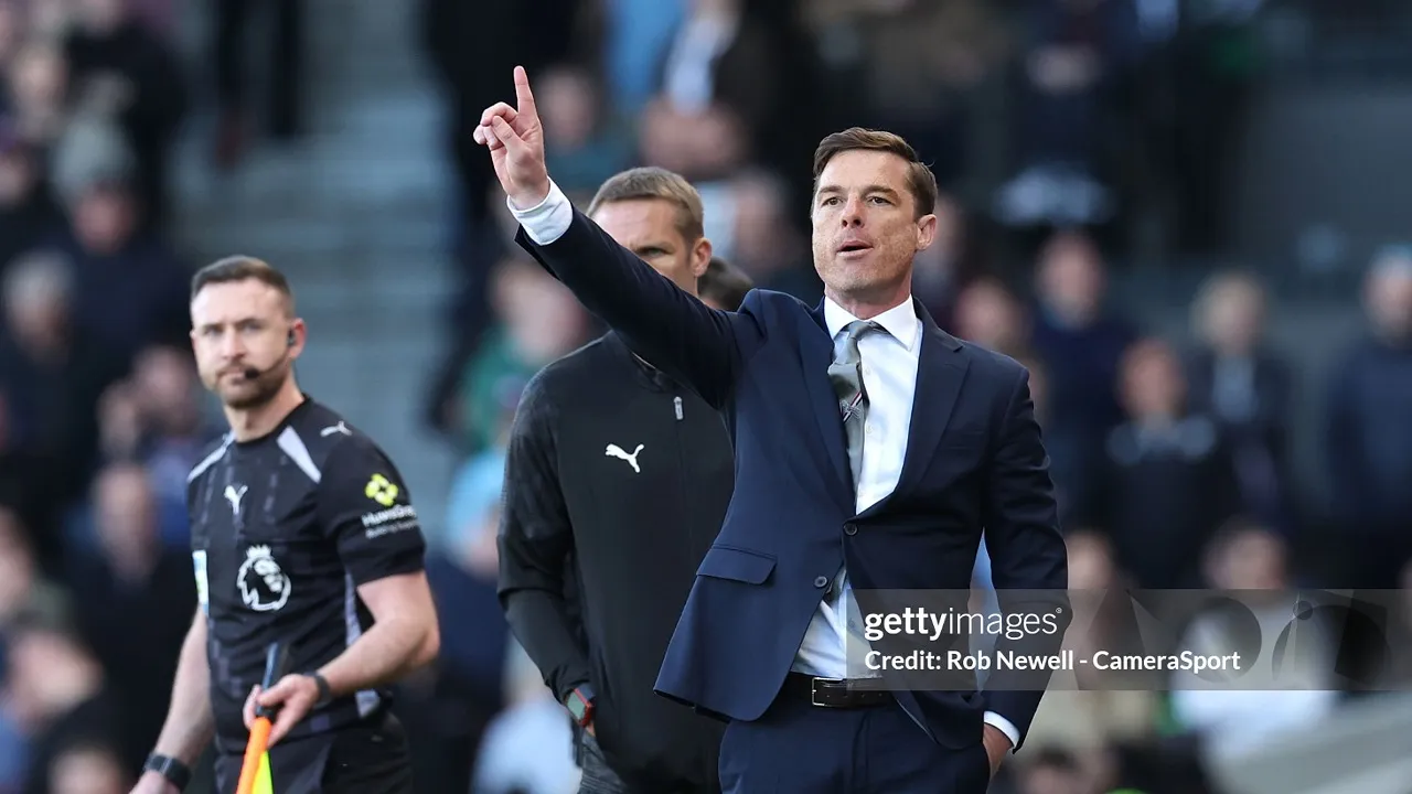Scott Parker ungkap alasan bola langsung dibuang oleh Burnley
