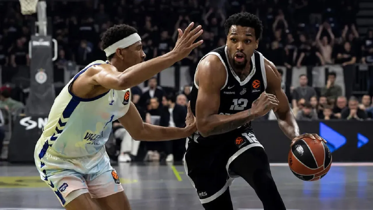 Sterling Brown bangga bisa bantu Partizan hentikan laju Valencia.