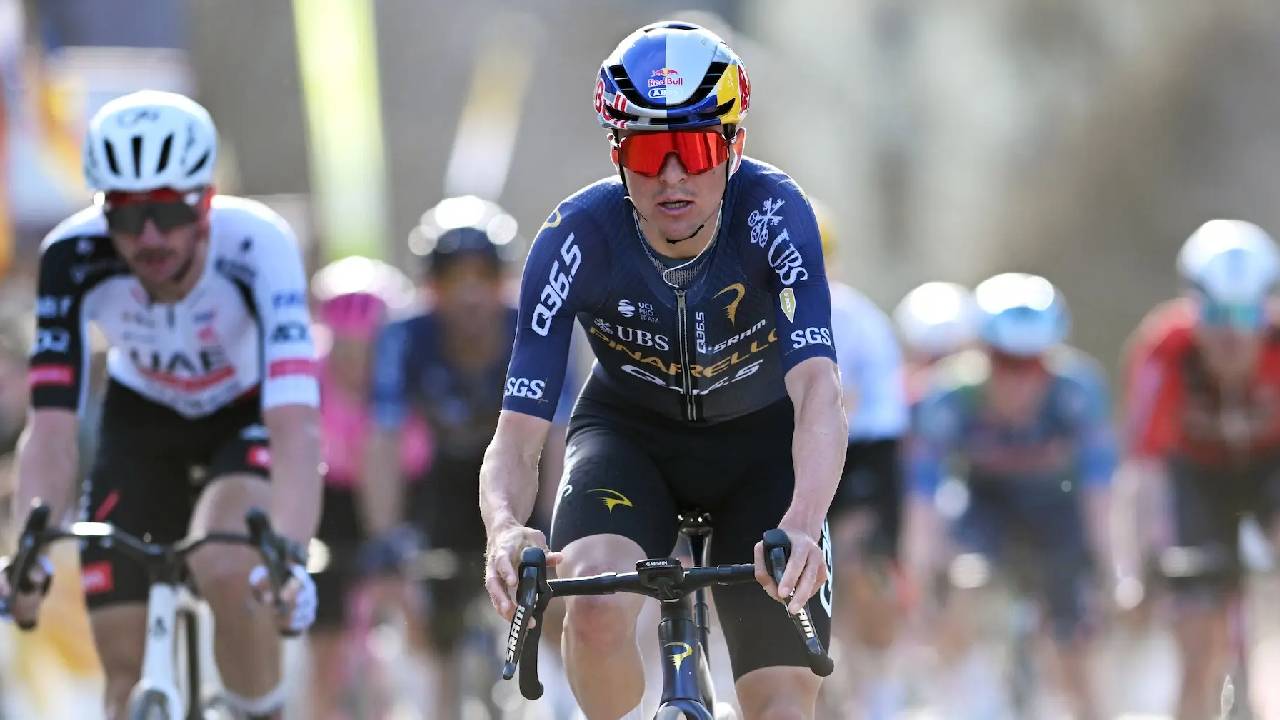 Tom Pidcock Mundur Usai Kecelakaan Parah di Etape Kelima Volta a Catalunya