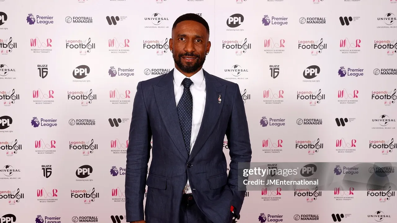 Jermain Defoe mulai karier manajer di Woking