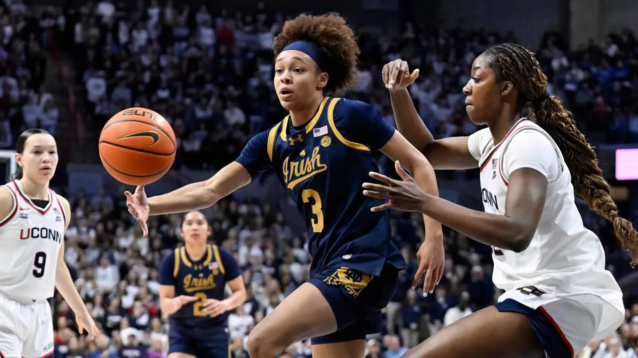 Hannah Hidalgo dan Notre Dame Fighting Irish harus mengakui keunggulan UConn pada pertemuan Januari lalu. (Foto: AP)