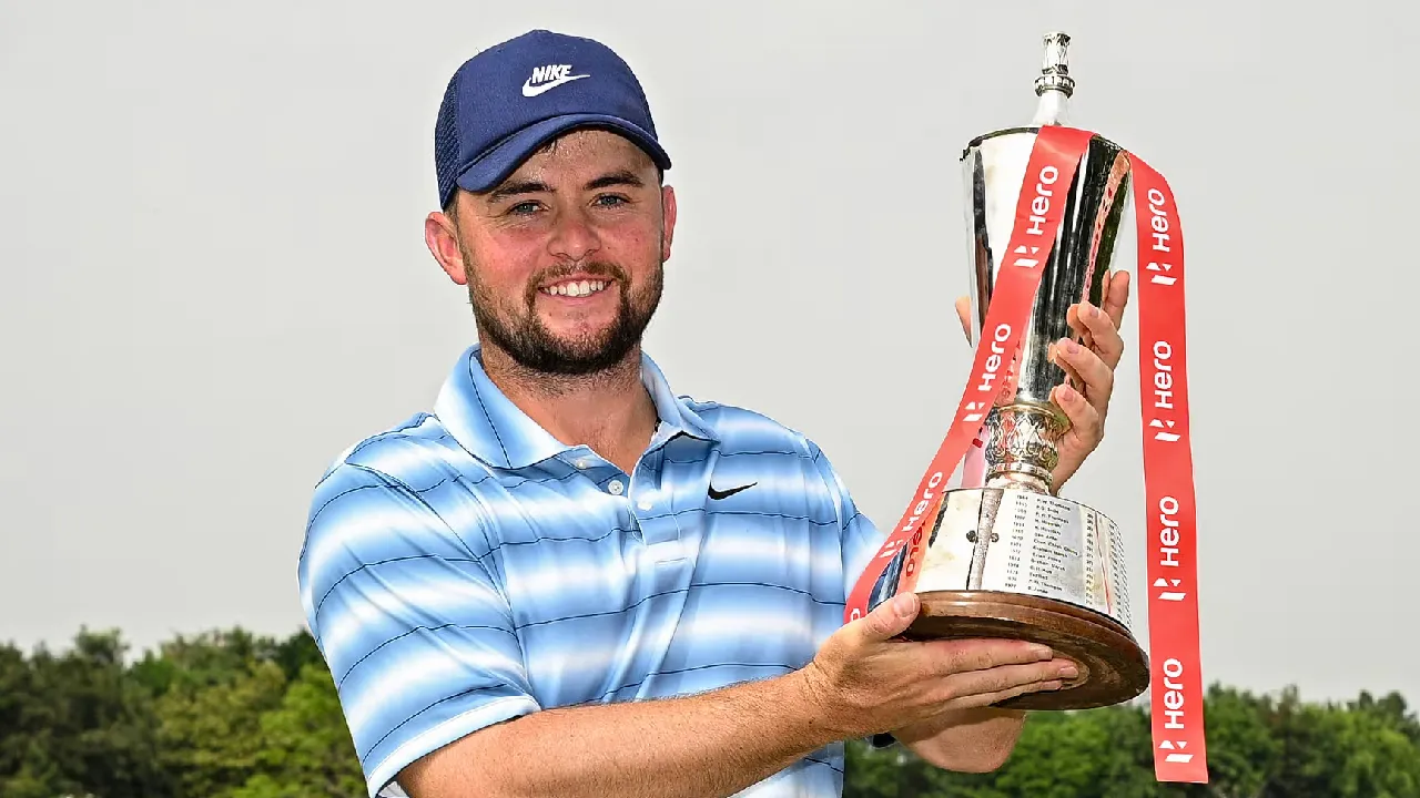 Alex Fitzpatrick berpose dengan trofi Hero Indian Open. (Foto: Golf Digest)