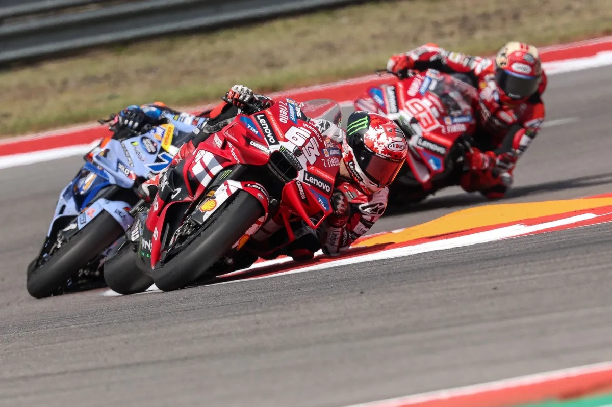 Bagnaia Berjuang Atasi Masalah Ban di Balapan Minggu - sumber: (motorsport)