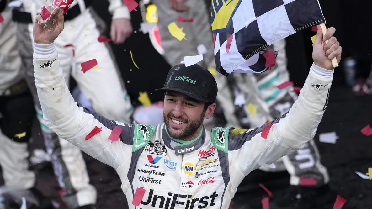 Chase Elliott melakukan selebrasi setelah memenangi NASCAR Cup Series di Martinsville Speedway, Minggu (29/3). (Foto: AP)