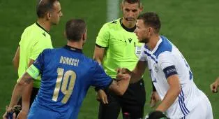 Dzeko Ajak Suporter Bosnia Hormati Italia di Final Play-off