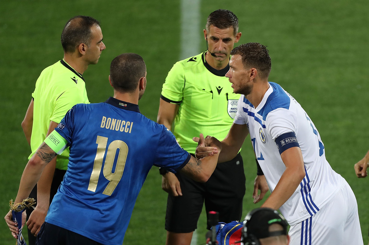 Dzeko Ajak Suporter Bosnia Hormati Italia di Final Play-off