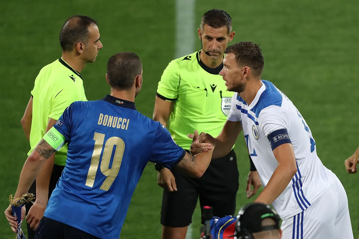 Dzeko Ajak Suporter Bosnia Hormati Italia di Final Play-off - sumber: (footballitalia)