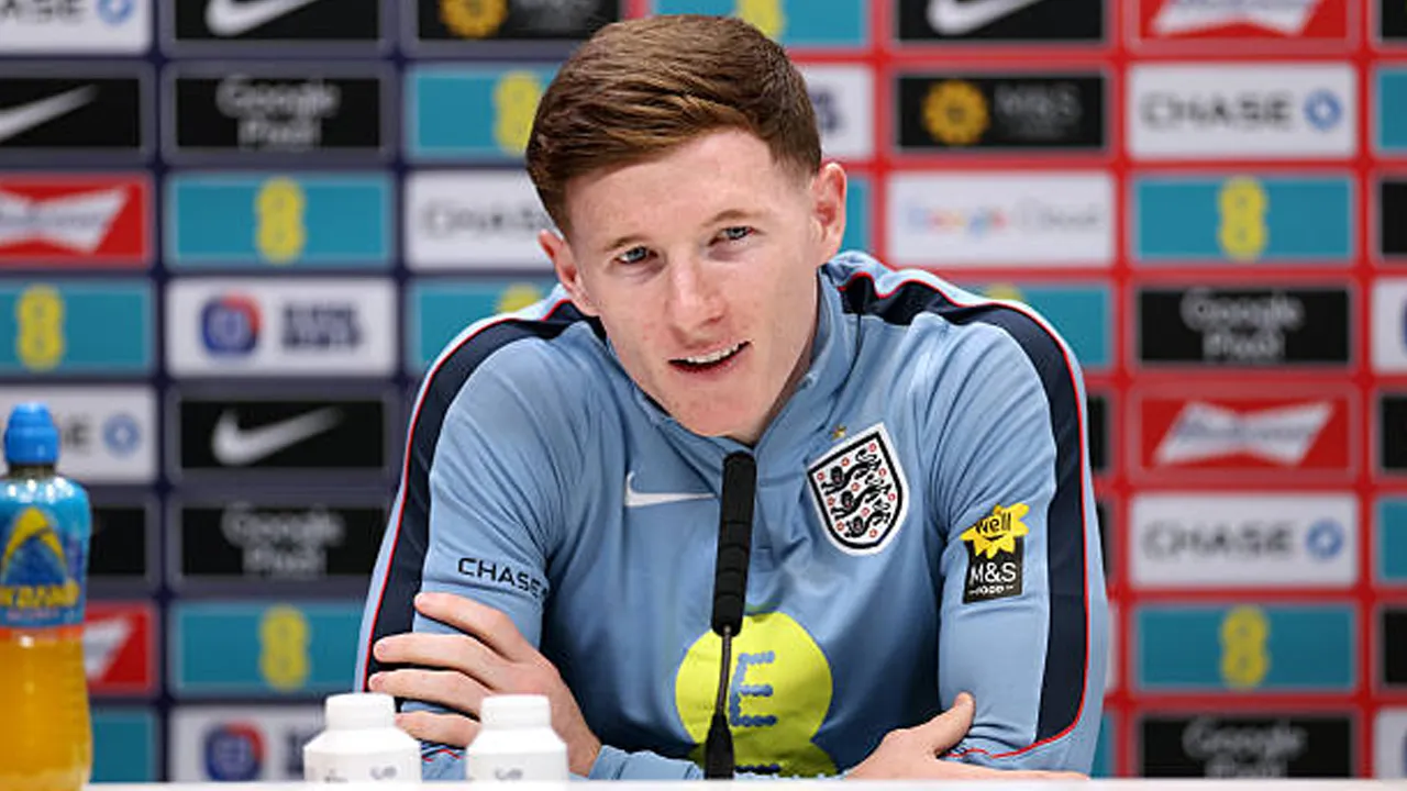 Elliot Anderson Ingatkan Soal Ketatnya Persaingan di Timnas Inggris