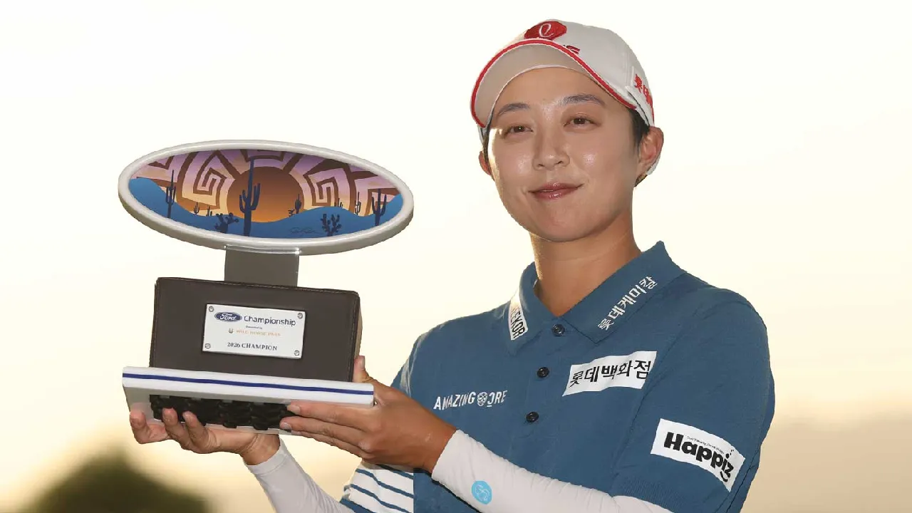 Hyo Joo Kim berpose dengan trofi Ford Championship. (Foto: Golf Digest)