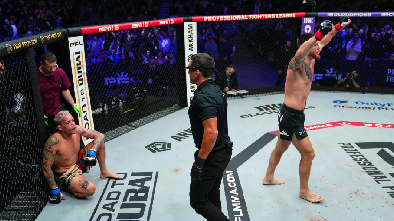 Johnny Eblen (kanan) melakukan selebrasi setelah menaklukkan Bryan Battle. (Foto: Fight TV)