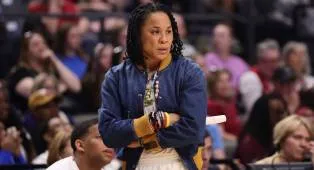 Pelatih Putri Dawn Staley Akui Finansial Kini Jadi Kunci Perekrutan Pemain