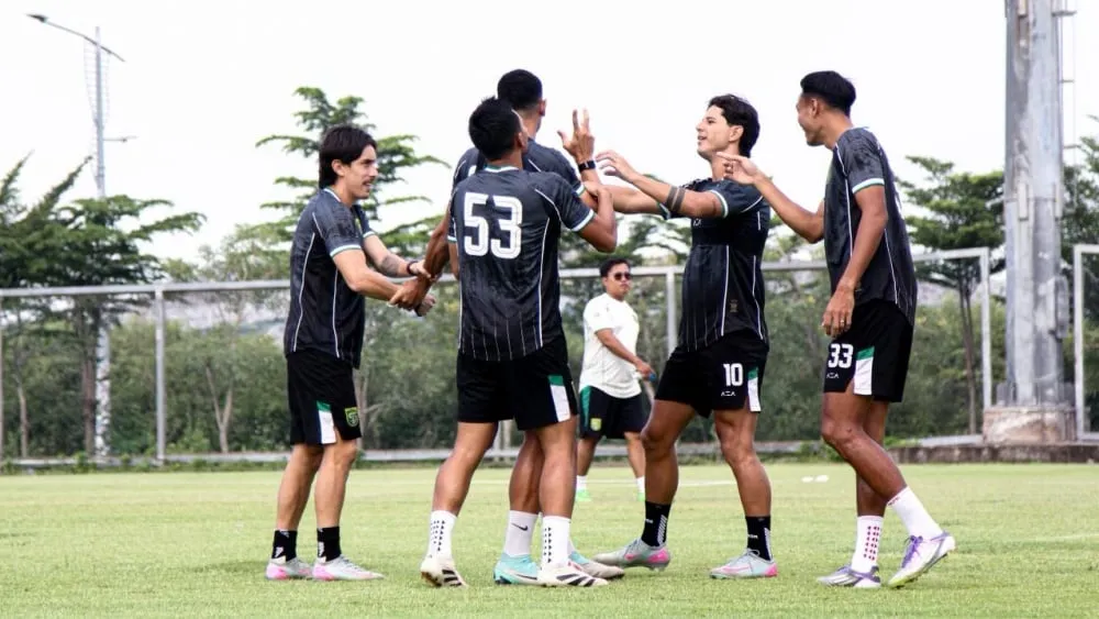 Persebaya Benahi Pertahanan untuk Hadapi Tekanan Persita - sumber: (ileagueid)