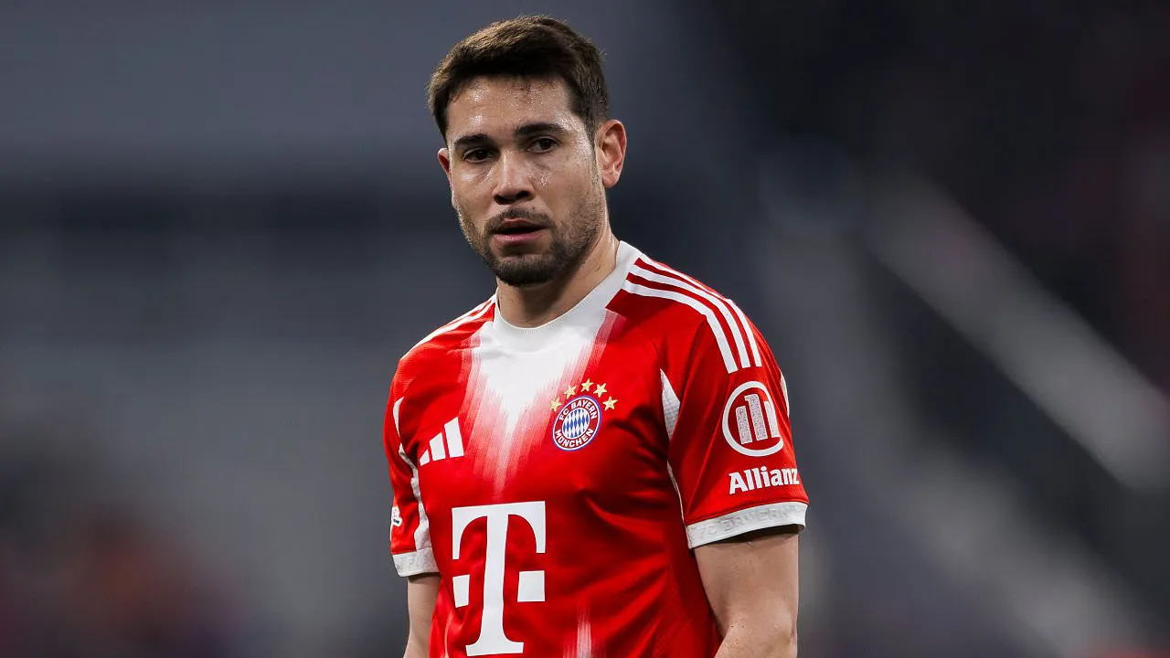 Tinggalkan Bayern, Raphael Guerreiro Bisa Jadi Solusi Hemat Bagi MU
