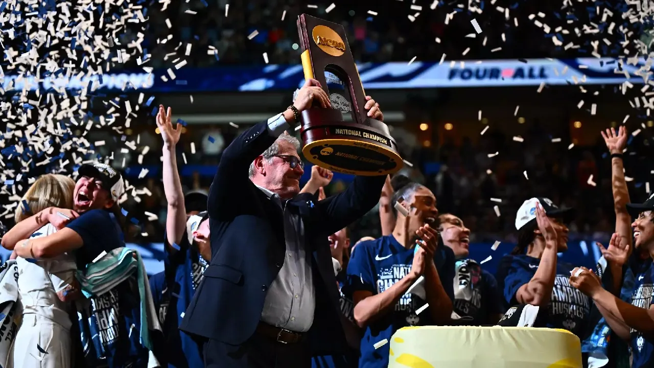 Pelatih Geno Auriemma dan para pemain UConn Huskies melakukan selebrasi setelah memenangi final Regional 1 untuk merebut tiket ke Final Four. (Foto: AP)