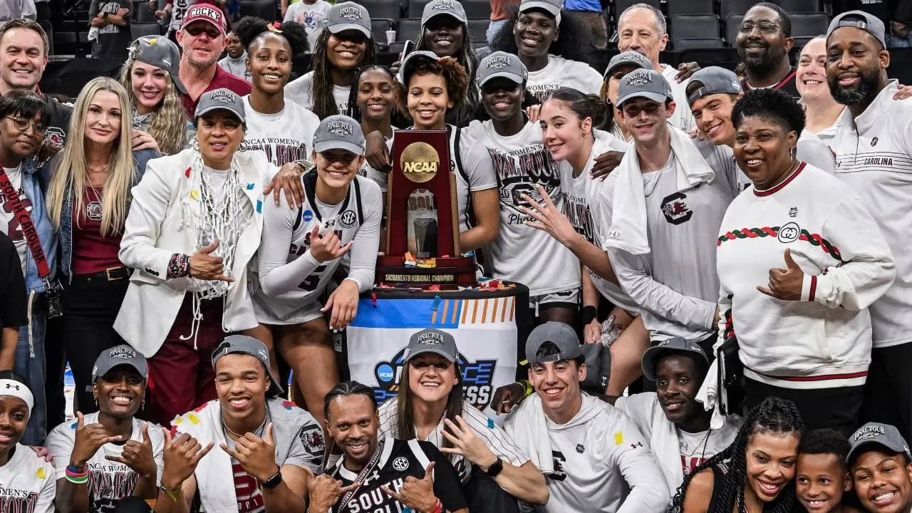Tim South Carolina Gamecocks berpose dengan trofi juara setelah memenangi final Regional 4 untuk merebut tiket ke Final Four. (Foto: AP)