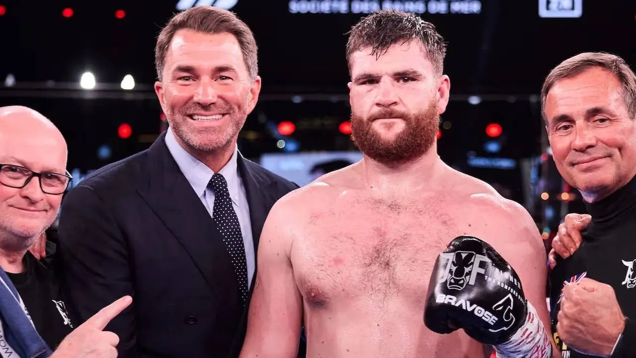 Johnny Fisher (kanan) berpose dengan promotor Eddie Hearn. (Foto: Fight TV)