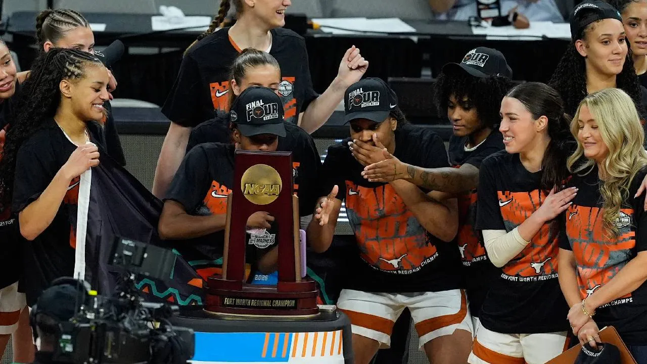 Para pemain Texas Longhorns melakukan selebrasi setelah memenangi final Regional 3 untuk merebut tiket ke Final Four. (Foto: AP)