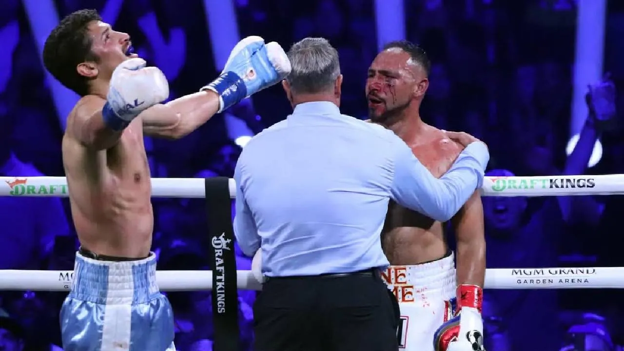 Wasit menghentikan laga pada menit 1:17 ronde keenam, meski Keith Thurman masih berdiri dan belum pernah terjatuh sepanjang pertarungan. (Foto: Fight TV)